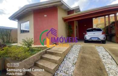 Imagem: A casa possui 3 Dormitórios, 2 Banheiros, 2 Vagas na garagem