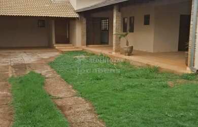 Imagem: A casa possui 3 Dormitórios, 4 Banheiros, 2 Vagas na garagem