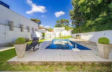 Imagem: A casa possui 4 Dormitórios, 5 Banheiros, 4 Vagas na garagem