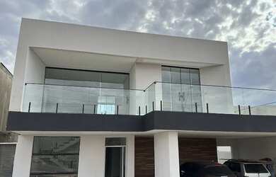 Imagem: A casa em condomínio possui 4 Dormitórios, 5 Banheiros, 2