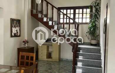 Imagem: A casa possui 4 Dormitórios, 3 Banheiros, 3 Vagas na garagem