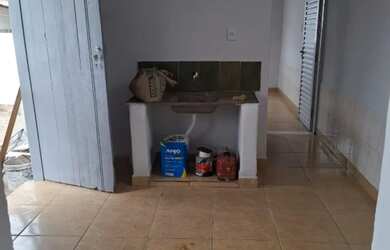 Imagem: A casa possui 1 Dormitório e 1 Banheiro e está localizado