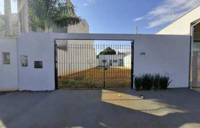 Imagem: A casa possui 1 Dormitório, 1 Banheiro, 5 Vagas na garagem