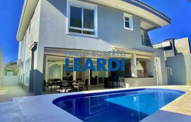 Imagem: A casa em condomínio possui 4 Dormitórios, 4 Banheiros, 4