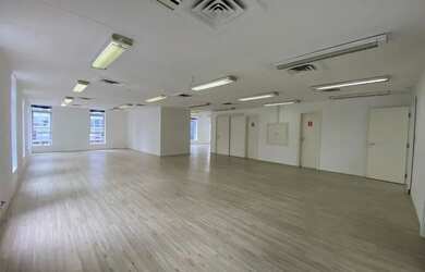 Imagem: O depósito possui 4 Vagas na garagem, 419m² de Área e está