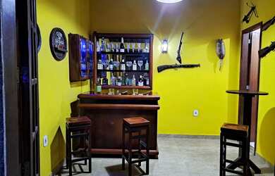 Imagem: A casa e possui 4 Dormitórios, Suítes, 4 Banheiros, 5 Vagas