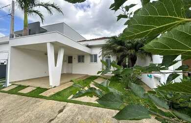 Imagem: A casa em condomínio possui 3 Dormitórios, 2 Banheiros, 2