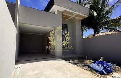 Imagem: A casa possui 3 Dormitórios, 2 Banheiros, 1 Vaga na garagem