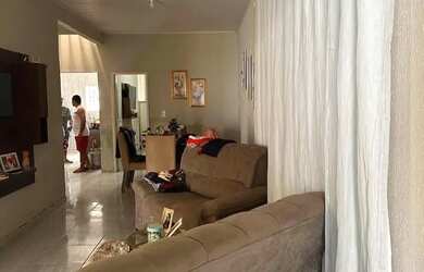 Imagem: A casa possui 3 Dormitórios, 2 Banheiros e está localizado