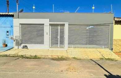 Imagem: A casa possui 3 Dormitórios, 2 Banheiros, 2 Vagas na garagem