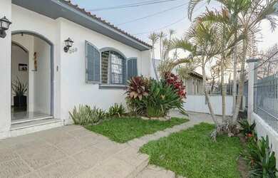 Imagem: A casa possui 3 Dormitórios, 3 Banheiros, 3 Vagas na garagem