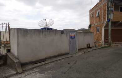 Imagem: A casa possui 3 Dormitórios e 1 Banheiro e está localizado