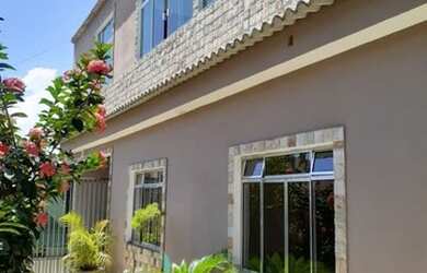 Imagem: A casa possui 3 Dormitórios, 2 Banheiros, 3 Vagas na garagem