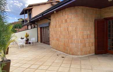 Imagem: A casa em condomínio possui 4 Dormitórios, 5 Banheiros, 4