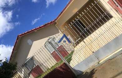 Imagem: A casa possui 3 Dormitórios, 2 Banheiros, 2 Vagas na garagem