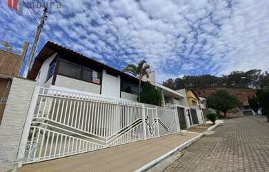 Imagem: A casa possui 5 Dormitórios, 4 Banheiros, 3 Vagas na garagem