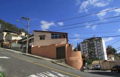 Imagem: A casa possui 5 Dormitórios, 4 Banheiros, 3 Vagas na garagem