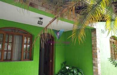 Imagem: A casa possui 3 Dormitórios, 1 Banheiro, 2 Vagas na garagem