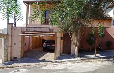 Imagem: A casa possui 3 Dormitórios, 3 Banheiros, 1 Vaga na garagem