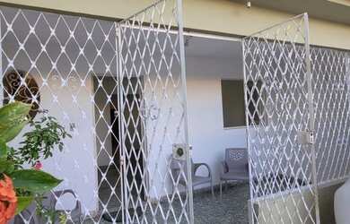 Imagem: A casa possui 3 Dormitórios, 2 Banheiros, 1 Vaga na garagem