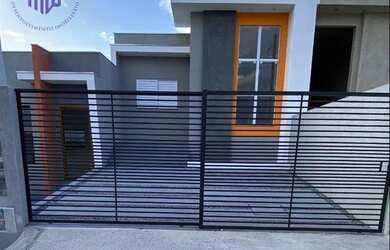 Imagem: A casa possui 2 Dormitórios, 1 Banheiro, 2 Vagas na garagem