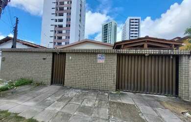 Imagem: A casa possui 3 Dormitórios, 3 Banheiros, 3 Vagas na garagem