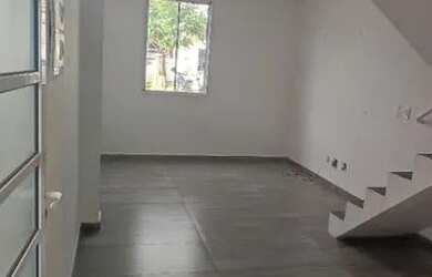 Imagem: A casa possui 2 Dormitórios, 2 Banheiros, 2 Vagas na garagem