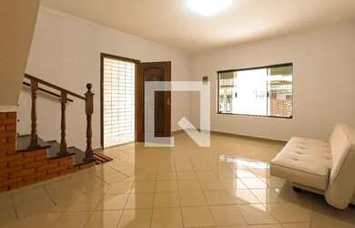 Imagem: A casa possui 4 Dormitórios, 3 Banheiros, 3 Vagas na garagem