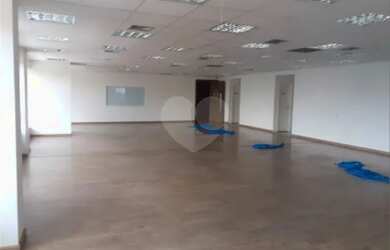 Imagem: O depósito possui 5 Vagas na garagem e 600m² de Área e está