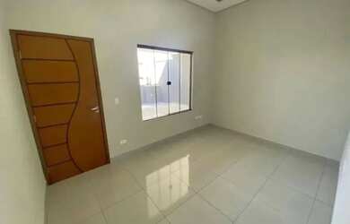 Imagem: A casa possui 3 Dormitórios, 2 Banheiros, 1 Vaga na garagem