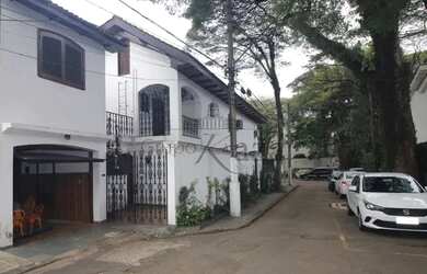 Imagem: A casa possui 3 Dormitórios, 4 Banheiros, 3 Vagas na garagem