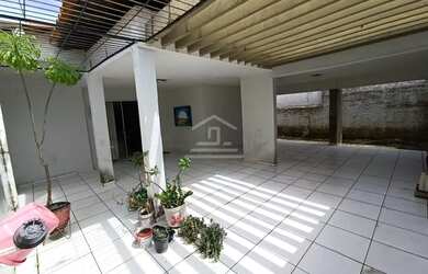 Imagem: A casa possui 3 Dormitórios, 2 Banheiros, 2 Vagas na garagem