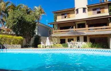 Imagem: A casa possui 4 Dormitórios, 5 Banheiros, 4 Vagas na garagem