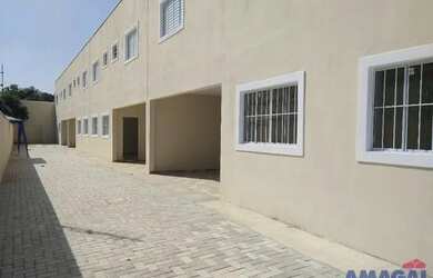 Imagem: A casa possui 2 Dormitórios, 2 Banheiros, 2 Vagas na garagem