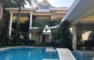 Imagem: A casa em condomínio possui 5 Dormitórios, 5 Banheiros, 4