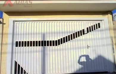 Imagem: A casa possui 3 Dormitórios, 2 Banheiros, 2 Vagas na garagem