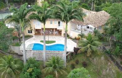 Imagem: A casa possui 4 Dormitórios, 5 Banheiros, 5 Vagas na garagem