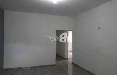 Imagem: A casa possui 4 Dormitórios, 2 Banheiros, 1 Vaga na garagem