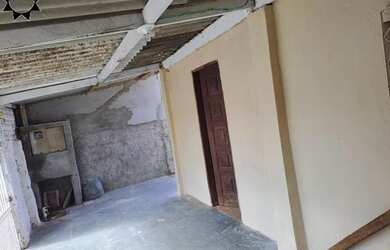 Imagem: A casa possui 2 Dormitórios, 1 Banheiro, 1 Vaga na garagem