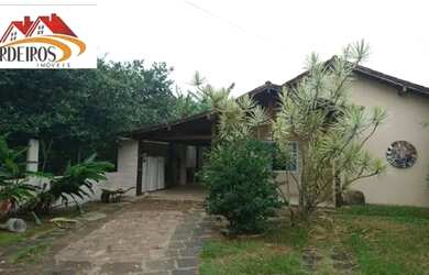 Imagem: A casa possui 3 Dormitórios, 2 Banheiros, 4 Vagas na garagem