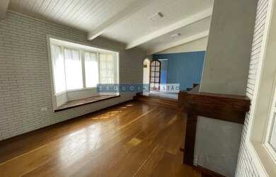 Imagem: A casa possui 4 Dormitórios, 4 Banheiros, 5 Vagas na garagem