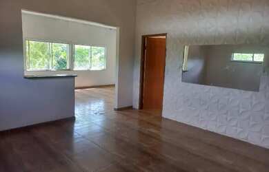 Imagem: A casa possui 2 Dormitórios, 1 Banheiro, 1 Vaga na garagem