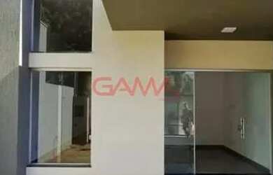 Imagem: A casa possui 3 Dormitórios, 1 Banheiro, 2 Vagas na garagem