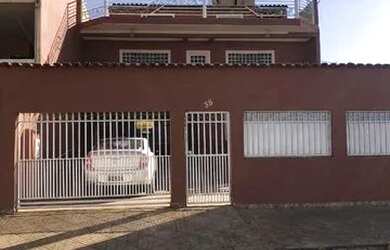 Imagem: A casa possui 1 Dormitório, 1 Banheiro, 1 Vaga na garagem