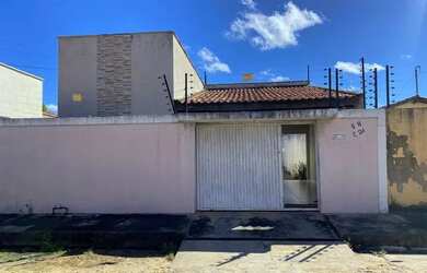 Imagem: A casa possui 3 Dormitórios, 3 Banheiros, 2 Vagas na garagem