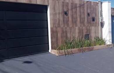 Imagem: A casa possui 3 Dormitórios, 2 Banheiros, 2 Vagas na garagem