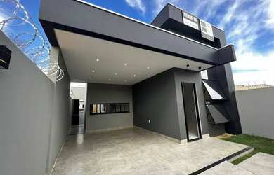 Imagem: A casa possui 3 Dormitórios, 2 Banheiros, 2 Vagas na garagem