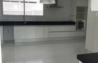 Imagem: A casa em condomínio possui 4 Dormitórios, 5 Banheiros, 4