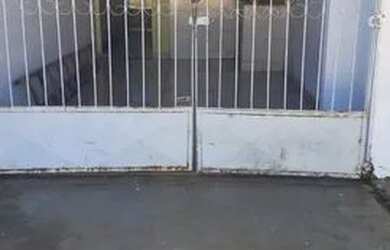 Imagem: A casa possui 2 Dormitórios, 1 Banheiro e está localizado