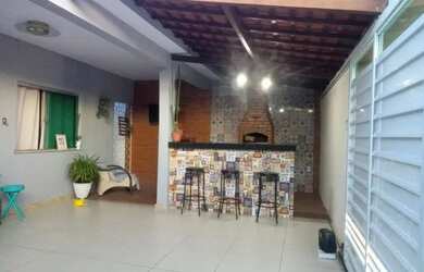 Imagem: A casa possui 3 Dormitórios, 1 Banheiro, 2 Vagas na garagem